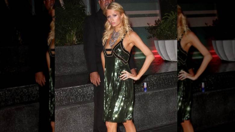 Paris Hilton posant dans une robe verte à sequins