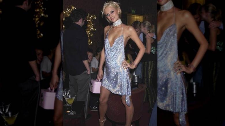 Paris Hilton posant dans une robe en cotte de maille argentée