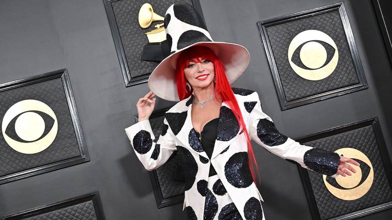 Shania Twain en tenue noire et blanche aux Grammys