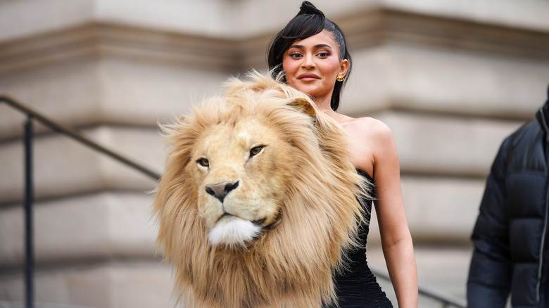 Robe tête de lion Kylie Jenner