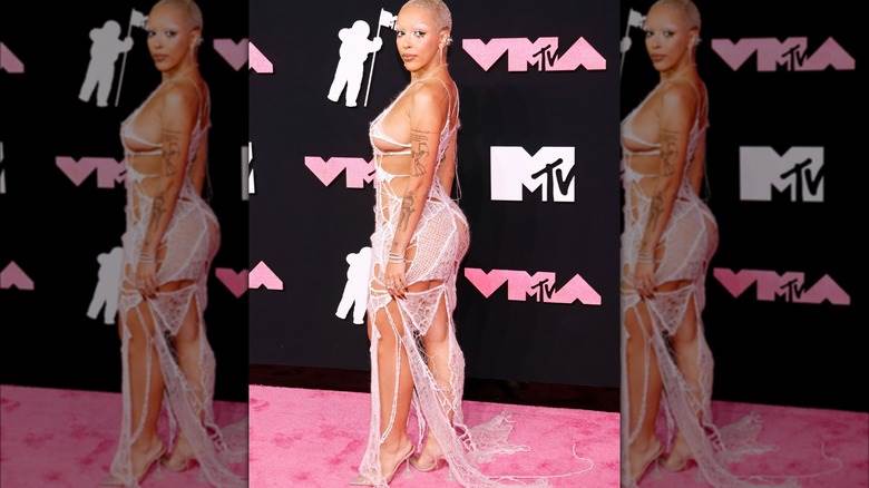 Robe en toile d'araignée Doja Cat VMA