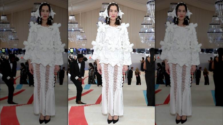 Alexa Chung en tenue blanche Met Gala