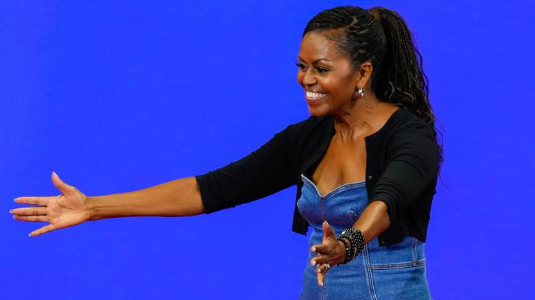 Michelle Obama fait un câlin