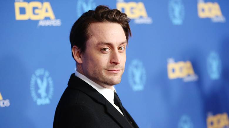 Kieran Culkin regarde par-dessus son épaule