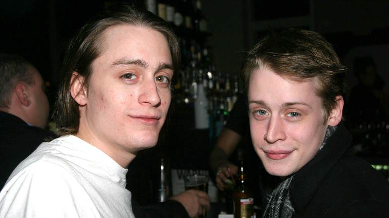 Kieran Culkin et Macaulay Culkin posant ensemble