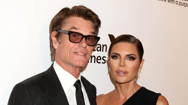 Harry Hamlin et Lisa Rinna posant