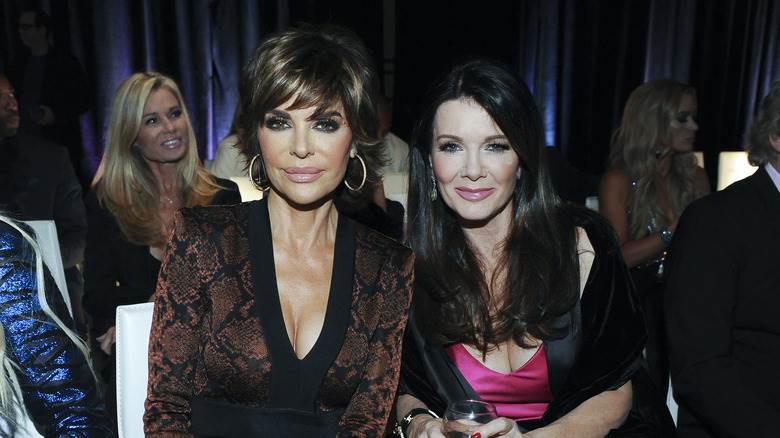 Lisa Rinna et Lisa Vanderpump posant