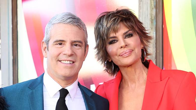 Andy Cohen et Lisa Rinna posent ensemble