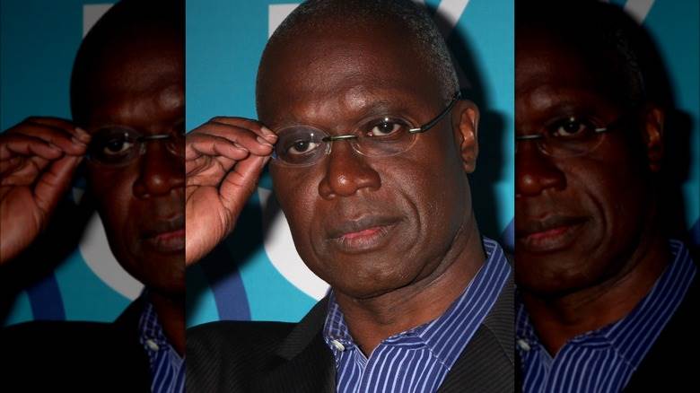 Andre Braugher touchant des lunettes