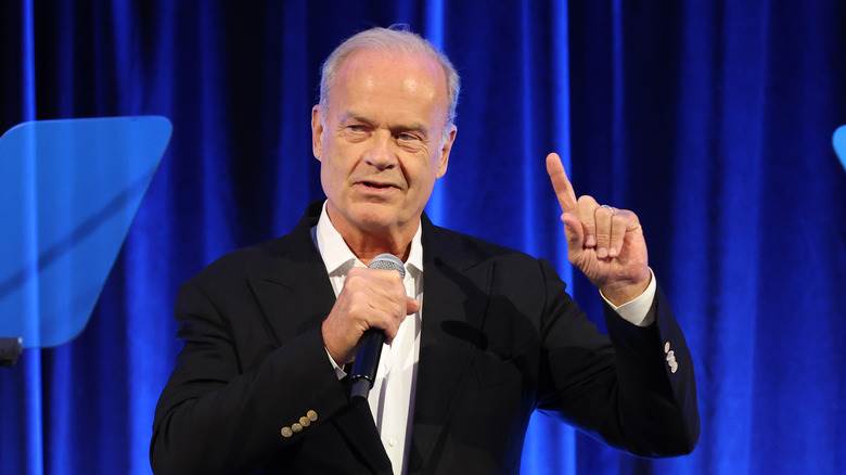 Kelsey Grammer pointant son doigt