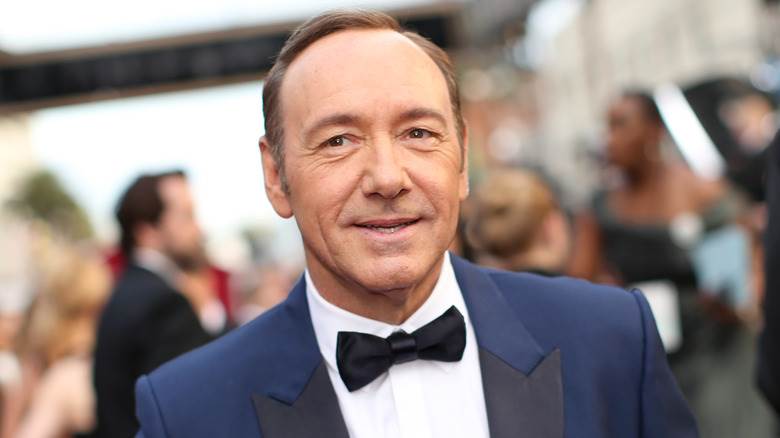 Kevin Spacey smoking souriant