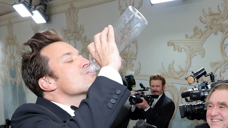 Jimmy Fallon boit dans une bouteille transparente