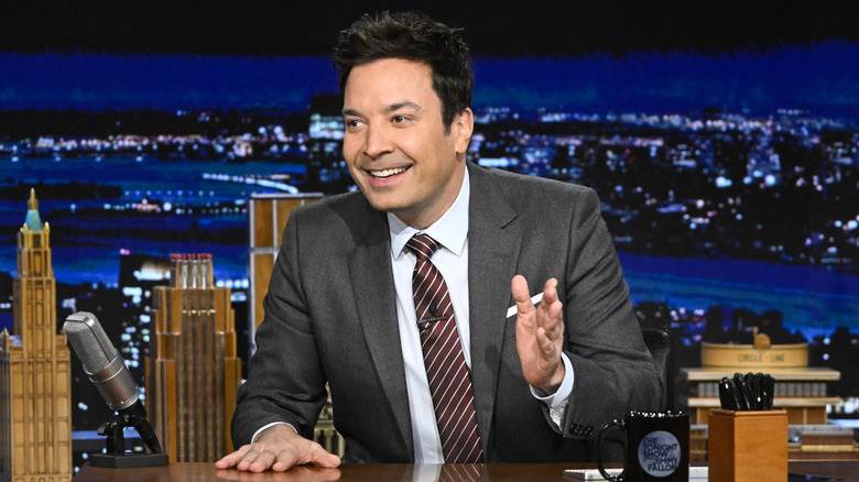 Jimmy Fallon derrière son bureau du Tonight Show