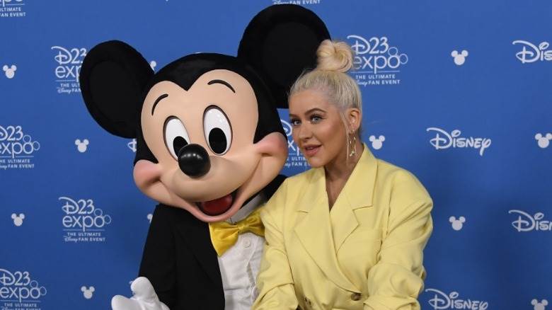 Mickey Mouse et Christina Aguilera posant