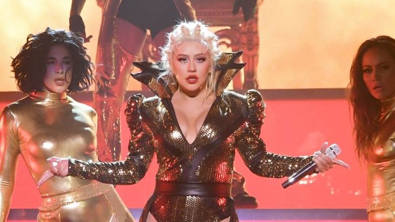 Christina Aguilera tenant un micro