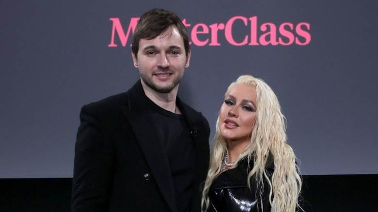 Matthew Rutler et Christina Aguilera souriants