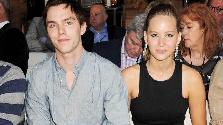 Nicholas Hoult et Jennifer Lawrence souriant