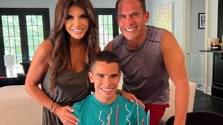 Teresa Giudice et Louie Ruelas posant avec Nicholas Ruelas