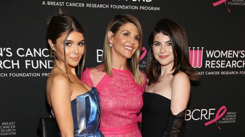 Lori Loughlin pose avec ses filles 