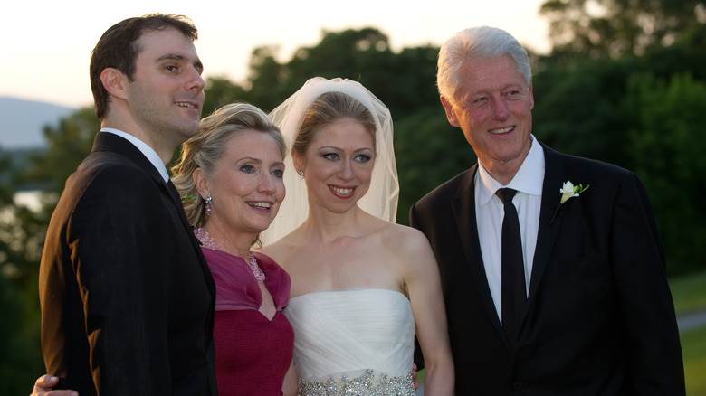 Marc Mezvinsky, Hillary Clinton, Chelsea Clinton et Bill Clinton souriants