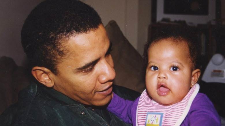 Obama tient sa fille Malia dans ses bras