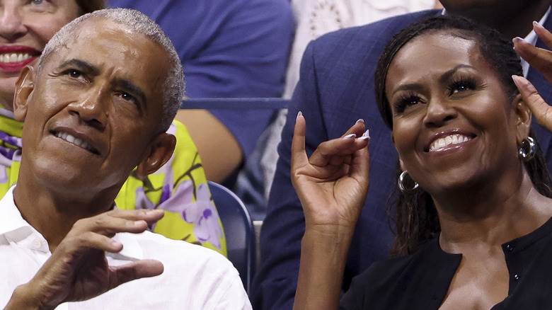 Barack et Michelle Obama levant les yeux