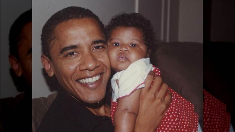 Obama tient sa fille Sasha dans ses bras