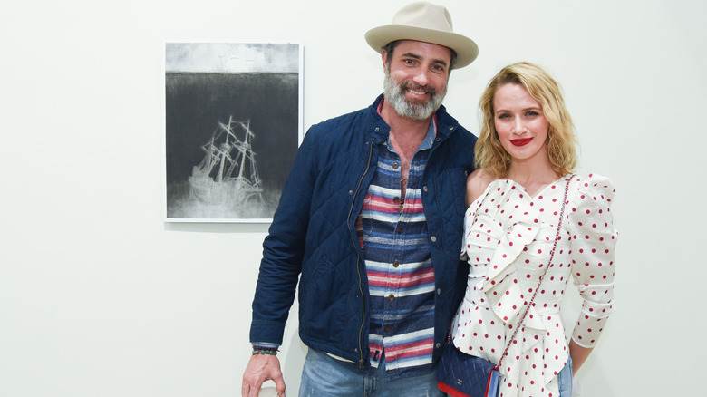 Victor Webster et Shantel VanSanten souriants