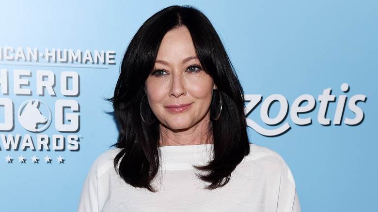 Shannen Doherty porte un haut blanc