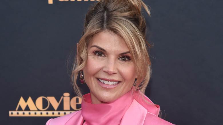 Lori Loughlin souriante