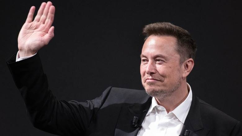 Elon Musk agitant la main