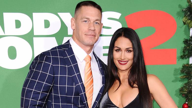 John Cena et Nikki Bella posant