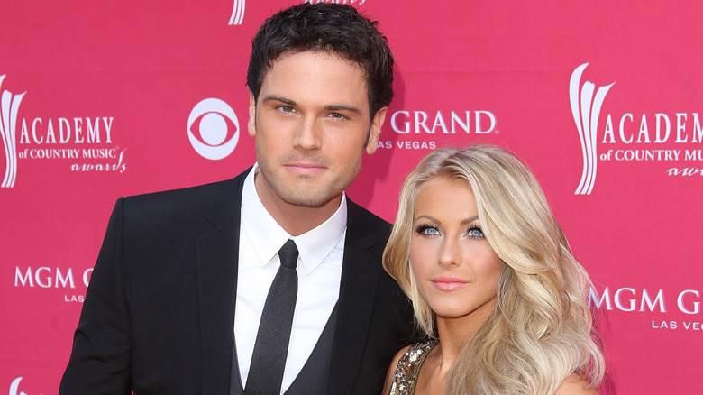 Chuck Wicks et Julianne Hough posant