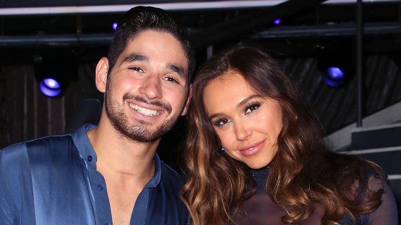 Alan Bersten et Alexis Ren se penchent l'un contre l'autre