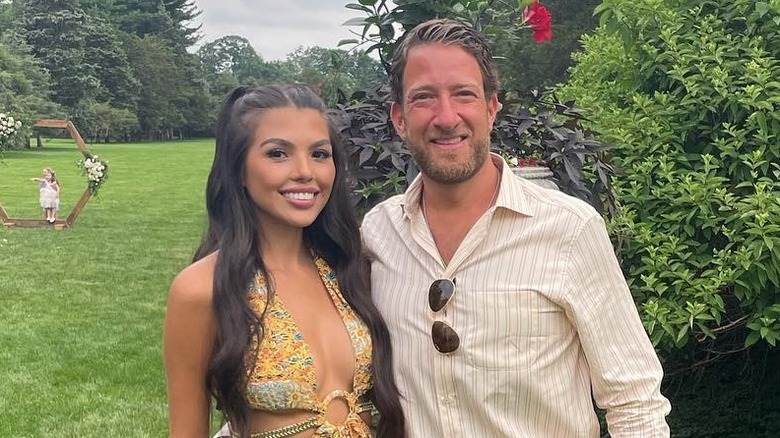 Dave Portnoy et Silvana Mojica posent dans un jardin