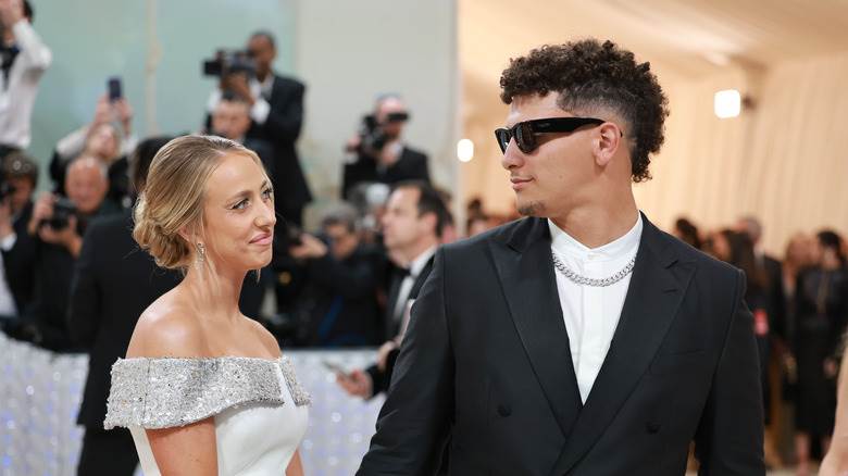 Brittany et Patrick Mahomes se regardent