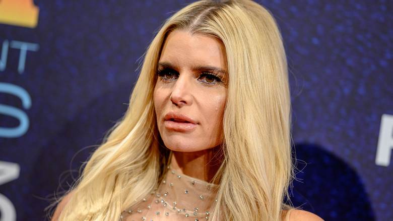 Jessica Simpson posant en 2023