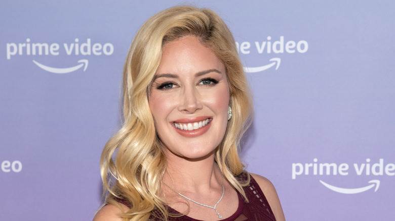 Heidi Montag souriante en rouge