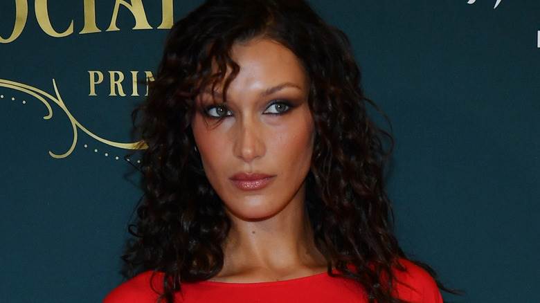 Bella Hadid posant en rouge