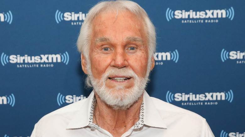 Kenny Rogers souriant en blanc