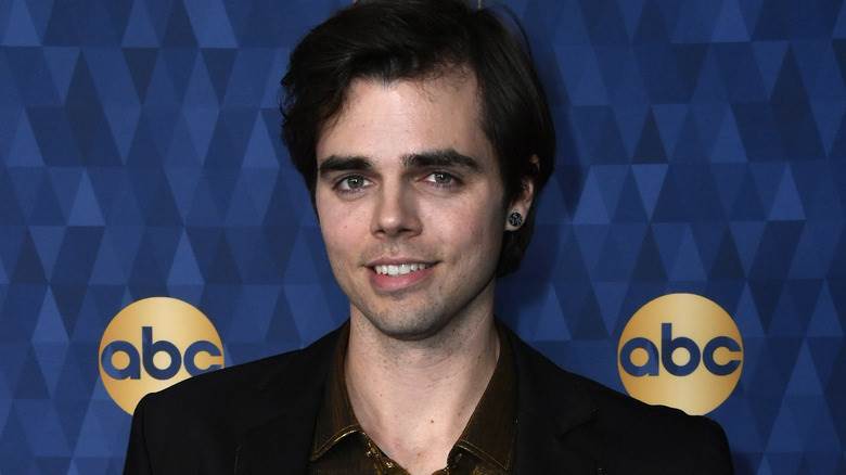 Reid Ewing souriant et posant