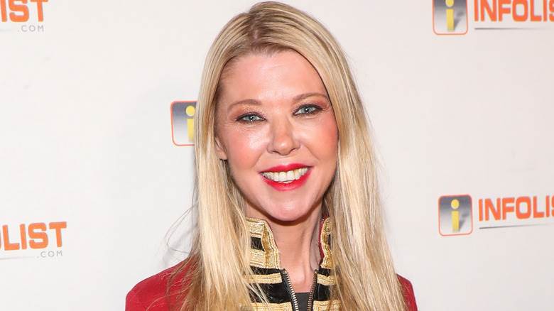 Tara Reid souriant et posant