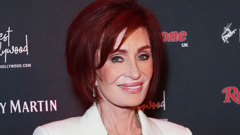 Sharon Osbourne souriante en blanc