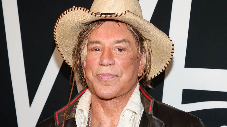 Mickey Rourke posant avec un chapeau