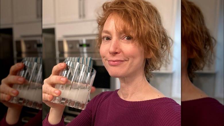 Alicia Witt buvant dans un verre