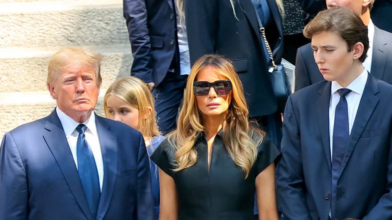 Donald Melania Barron Trump debout