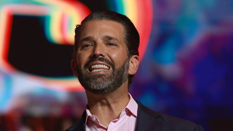 Donald Trump Jr. rit avec enthousiasme