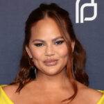 Chrissy Teigen annonce la naissance surprise d'un quatrième bébé via une mère porteuse