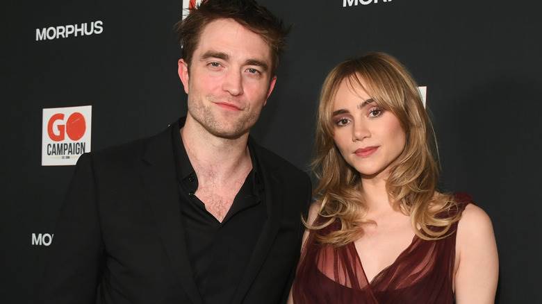 Robert Pattinson et Suki Waterhouse posant ensemble