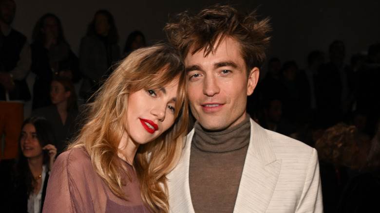 Robert Pattinson et Suki Waterhouse souriants